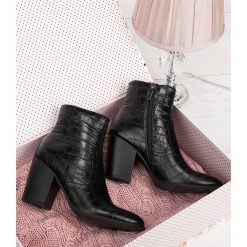 Botki damskie Sixth Sens C691 Czarne Tłoczone. Czarne botki damskie Sixth Sens, z tworzywa sztucznego, eleganckie, bez obcasa, na obcasie, bez zapięcia. Za 149,00 zł.