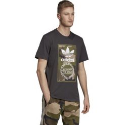 MĘSKA KOSZULKA ADIDAS ORIGINALS CAMO (S). Zielone koszulki męskie Adidas, s, z nadrukiem, z bawełny, militarne. Za 129,99 zł.