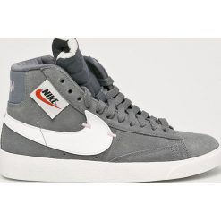Nike Sportswear - Buty Blazer Mid Rebel. Szare buty sportowe damskie marki Nike Sportswear, bez wzorów, ze skóry, sportowe. Za 469,90 zł.