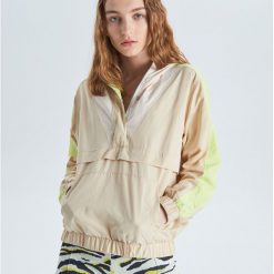 Kurtka typu anorak z lampasem - Beżowy. Brązowe kurtki damskie Cropp, s, bez wzorów, bez kaptura. W wyprzedaży za 69,99 zł.