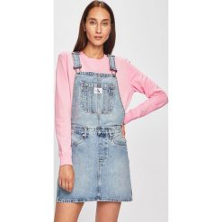 Calvin Klein Jeans - Sukienka. Niebieskie sukienki damskie Calvin Klein Jeans, na co dzień, s, bez wzorów, z bawełny, casualowe, z dekoltem karo, bez rękawów, mini, proste. W wyprzedaży za 359,90 zł.