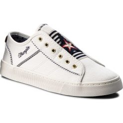 Tenisówki WRANGLER - Peggy Marina WL181522 White 51. Białe półbuty damskie marki Wrangler, bez wzorów, z gumy, marine, bez obcasa, na płaskiej podeszwie, bez zapięcia. W wyprzedaży za 149,00 zł.