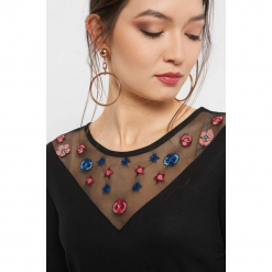 Koszulka z haftem i koralikami. Czarne t-shirty damskie Orsay, xs, z haftami, z dzianiny, z dekoltem w serek. Za 69,99 zł.