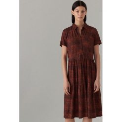 Koszulowa sukienka w zwierzęce wzory - Brązowy. Pomarańczowe sukienki damskie Mohito, s, bez wzorów, z koszulowym kołnierzykiem, bez rękawów, koszulowe. Za 129,99 zł.