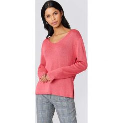 Rut&Circle Sweter dzianinowy z dekoltem V Ninni - Pink. Różowe swetry damskie marki Rut&Circle, bez wzorów, z dzianiny, z długim rękawem, długie, bez kaptura. Za 68,95 zł.