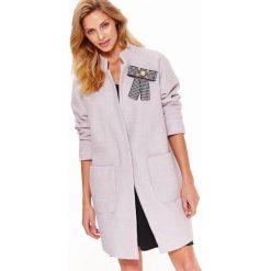 PŁASZCZ DAMSKI O NOWOCZESNYM KROJU, Z ODPINANĄ OZDOBĄ. Szare płaszcze damskie Top Secret, na lato, eleganckie. Za 149,99 zł.