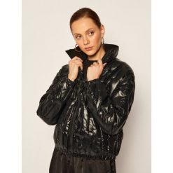 Kurtka puchowa Calvin Klein Jeans Embossed Logo Puffer J20J214122. Czarne kurtki damskie Calvin Klein Jeans, l, bez wzorów, z jeansu, bez kaptura. Za 999,00 zł.