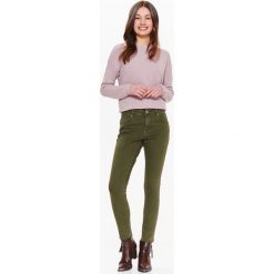 SPODNIE DAMSKIE W KOLORZE KHAKI, RURKI. Zielone rurki damskie marki TROLL, na lato, s, z jeansu. W wyprzedaży za 59,99 zł.