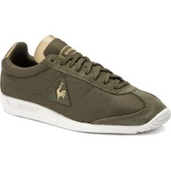 Sneakersy LE COQ SPORTIF - Quartz W Pu Metallic 1910775 Olive Night/Rose Gold. Zielone półbuty damskie le coq sportif, na co dzień, bez wzorów, z zamszu, bez obcasa, na płaskiej podeszwie, bez zapięcia. Za 349,99 zł.