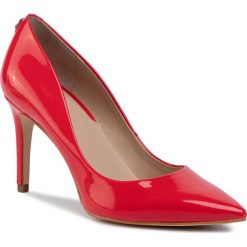 Szpilki GUESS - Bennie17 FL5BE7 PAF08 RED. Czerwone półbuty damskie Guess, z aplikacjami, ze skóry ekologicznej, bez obcasa, na obcasie, bez zapięcia. Za 549,00 zł.