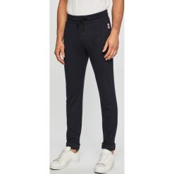 Guess Jeans - Spodnie. Niebieskie spodnie męskie Guess Jeans, na co dzień, s, z aplikacjami, z bawełny, casualowe. W wyprzedaży za 279,90 zł.