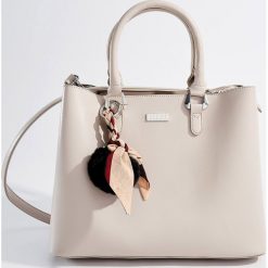 Torba City Bag z pomponem - Szary. Szare torebki klasyczne damskie Mohito, z pomponami. Za 139,99 zł.