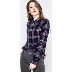Wrangler - Koszula. Niebieskie bluzki damskie Wrangler, na co dzień, s, bez wzorów, z wiskozy, klasyczne, z klasycznym kołnierzykiem, z długim rękawem. W wyprzedaży za 79,90 zł.