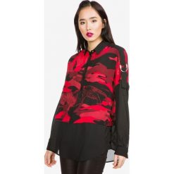 Versace Jeans Bluzka Czarny Czerwony. Czerwone bluzki damskie Versace Jeans, m, bez wzorów, z jedwabiu, bez kołnierzyka, bez rękawów. Za 1687,95 zł.