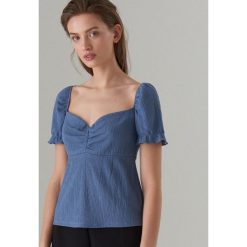 Kreszowana bluzka - Niebieski. Niebieskie bluzki damskie Mohito, s, bez wzorów, bez kołnierzyka, bez rękawów. W wyprzedaży za 9,99 zł.