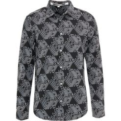 McQ Alexander McQueen SHIELDS Koszula darkest black. Czarne koszule męskie marki McQ Alexander McQueen, m, bez wzorów, z bawełny, bez kołnierzyka, bez rękawów. Za 819,00 zł.
