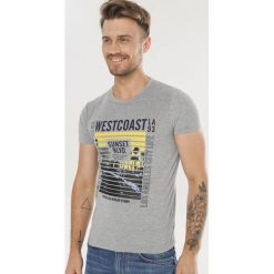 Szara Koszulka Adrienore. Szare koszulki męskie Born2be, xl, bez wzorów, bez kołnierzyka, bez rękawów. W wyprzedaży za 29,99 zł.
