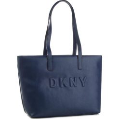 Torebka DKNY - Tilly R83AZ702 Nvy-Navy 410. Niebieskie torebki klasyczne damskie DKNY, bez wzorów, ze skóry ekologicznej, klasyczne, duże, bez dodatków. W wyprzedaży za 489,00 zł.