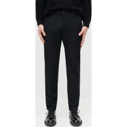 Bawełniane chinosy slim -. Spodnie męskie Reserved, bez wzorów, z bawełny. Za 129,99 zł.
