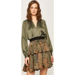 Marciano Guess - Bluzka. Zielone bluzki damskie MARCIANO GUESS, s, z aplikacjami, z poliesteru, eleganckie, bez kołnierzyka, z długim rękawem. W wyprzedaży za 379,90 zł.