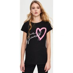 T-shirt z nadrukiem - Czarny. Czarne t-shirty damskie marki Sinsay, l, z nadrukiem. Za 9,99 zł.