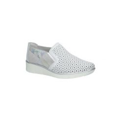 Tenisówki Casu Białe półbuty skórzane ażurowe slip on DP200/18WH. Białe półbuty damskie marki Casu, bez wzorów, bez zapięcia. Za 119,99 zł.