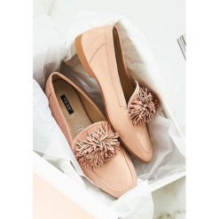 Różowe Mokasyny Adorable Gumshoeing. Różowe mokasyny damskie marki vices, ze skóry, na płaskiej podeszwie. Za 49,99 zł.