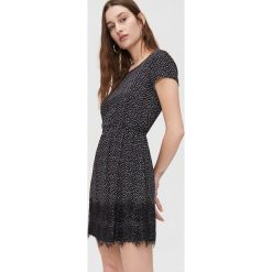 Sukienka mini z kwiatowym wzorem - Czarny. Czarne sukienki damskie Cropp, s, bez wzorów, bez kołnierzyka, bez rękawów, mini. Za 69,99 zł.