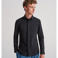 Elegancka koszula super slim - Czarny. Czarne koszule męskie Reserved, m, bez wzorów, eleganckie, bez kołnierzyka, bez rękawów. Za 99,99 zł.