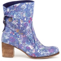Botki - skóra naturalna - model 497 - kolor niebieskie kwiaty. Niebieskie botki damskie Zapato, ze skóry, bez obcasa, bez zapięcia. W wyprzedaży za 299,25 zł.