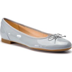 Baleriny CLARKS - Couture Bloom 261392924 Grey/Blue. Szare baleriny damskie Clarks, bez wzorów, ze skóry ekologicznej, bez obcasa, bez zapięcia. W wyprzedaży za 179,00 zł.