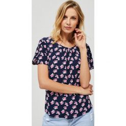 Bluzka koszulowa w kwiaty. Niebieskie bluzki damskie Moodo, xs, w kwiaty, z wiskozy, z koszulowym kołnierzykiem, z krótkim rękawem. Za 39,99 zł.