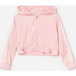 Krótka bluza z kapturem - Różowy. Różowe bluzy damskie Reserved, bez wzorów, z krótkim rękawem, krótkie, z kapturem. W wyprzedaży za 29,99 zł.