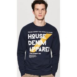 Bluza z nadrukiem - Granatowy. Niebieskie bluzy męskie House, s, z nadrukiem, bez kołnierzyka, bez rękawów, bez kaptura. W wyprzedaży za 49,99 zł.