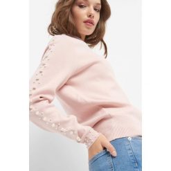 Sweter z perełkami. Brązowe swetry oversize damskie Orsay, xs, z dzianiny. W wyprzedaży za 95,00 zł.