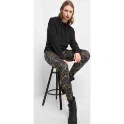Legginsy ze wzorem w łańcuchy. Czarne spodnie damskie Orsay, xs, z elastanu. W wyprzedaży za 40,00 zł.