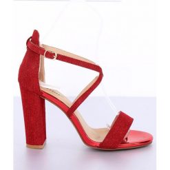 Sandałki na słupku czerwone NC791 Red. Czerwone sandały damskie ButyModne, z aplikacjami, z tkaniny, glamour, bez obcasa, na obcasie, bez zapięcia. W wyprzedaży za 69,00 zł.
