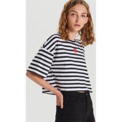 Koszulka oversize - Biały. Białe koszulki damskie Cropp, s, bez wzorów, bez kołnierzyka. W wyprzedaży za 9,99 zł.