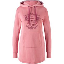 Długa bluza z nadrukiem bonprix dymny różowy melanż. Różowe bluzy damskie bonprix, z nadrukiem, z długim rękawem, długie, bez kaptura. Za 99,99 zł.