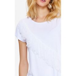 T-SHIRT KRÓTKI RĘKAW DAMSKI Z KORONKOWĄ FALBANĄ. Białe t-shirty damskie Top Secret, w koronkowe wzory, z dzianiny, eleganckie, z falbankami. W wyprzedaży za 24,99 zł.