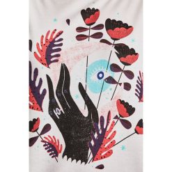Medicine - Top by Anna Rudak. Białe bluzki damskie MEDICINE, s, z nadrukiem, z bawełny, z okrągłym kołnierzem. W wyprzedaży za 29,90 zł.