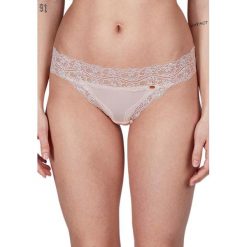 Stringi w kolorze cielistym. Różowe stringi damskie Skiny Women & Men, w koronkowe wzory, z koronki. W wyprzedaży za 62,95 zł.