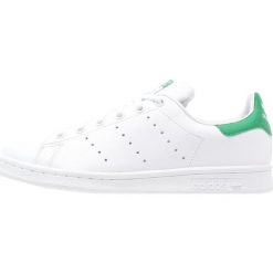 Adidas Originals STAN SMITH Tenisówki i Trampki white/green. Białe trampki dziewczęce adidas Originals, ze skóry ekologicznej. W wyprzedaży za 215,20 zł.