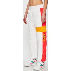 Reebok Classic - Spodnie Gigi Hadid. Białe spodnie damskie Reebok Classic, s, bez wzorów, z elastanu, casualowe. W wyprzedaży za 179,90 zł.