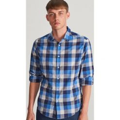 Koszula regular fit w kratę - Niebieski. Niebieskie koszule męskie Reserved, s. W wyprzedaży za 39,99 zł.