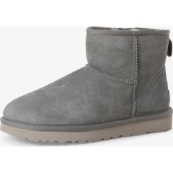 UGG - Skórzane kozaki damskie, szary. Szare kozaki damskie Ugg, ze skóry, klasyczne, bez obcasa, bez zapięcia. Za 799,95 zł.