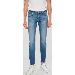 Wrangler - Jeansy Larston. Niebieskie jeansy męskie slim Wrangler. W wyprzedaży za 229,90 zł.