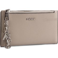 Duży Portfel Damski DKNY - R91Z3A63 Fog FOG. Szare portfele damskie DKNY, bez wzorów, ze skóry. W wyprzedaży za 289,00 zł.