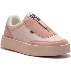Sneakersy TOMMY JEANS - Zipper Light Sneaker EN0EN00393 Silver Peony 658. Różowe półbuty damskie Tommy Jeans, z jeansu. W wyprzedaży za 369,00 zł.
