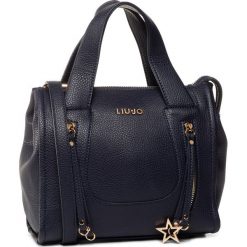 Torebka LIU JO - Xs Satchel NA0131 E0031 Midnight 90013. Niebieskie torebki klasyczne damskie Liu Jo, bez wzorów, ze skóry ekologicznej, klasyczne, bez dodatków. W wyprzedaży za 339,00 zł.